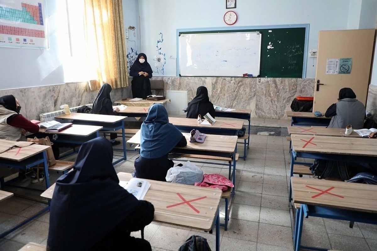 ببینید | مسمومیت دانش‌آموزان یک دبیرستان دخترانه در شرق تهران