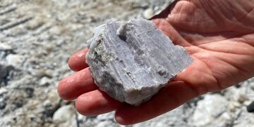 ارزشمندترین سنگ دنیا زیر پای مردم فقیر این روستا!
