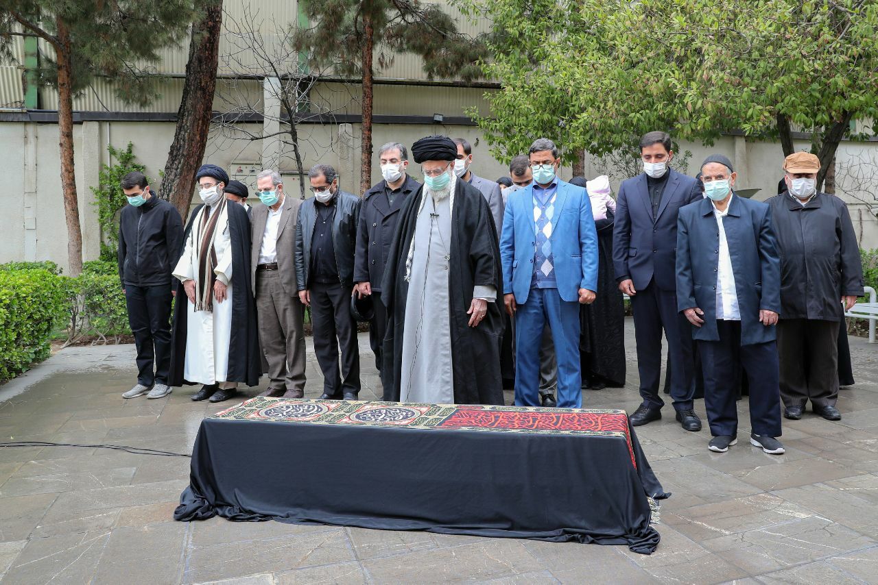 آیت‌الله خامنه‌ای بر پیکر مرحوم غفوری‌فرد نماز میت اقامه کردند (عکس)