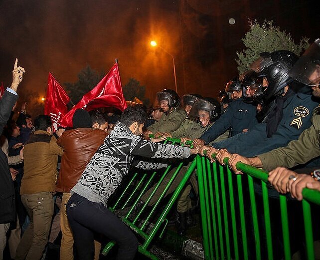 دفاع متهمان حمله به سفارت عربستان: کوکتل مولوتوف را با ماشین جلوی سفارت آوردند/ برای غیرت و اعتراض و نهی از منکر رفتیم/ ما در کوی دانشگاه هم بودیم و کتک خوردیم