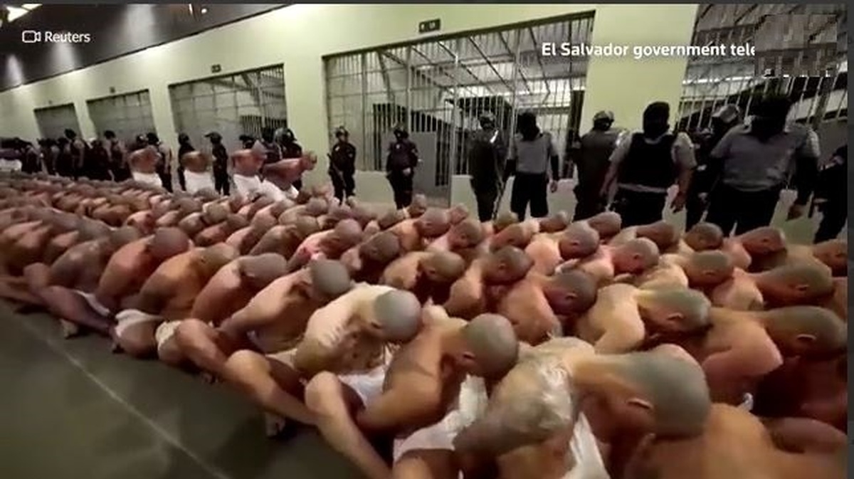 ببینید | انتقال هزاران زندانی نیمه برهنه به زندان بزرگ السالوادور