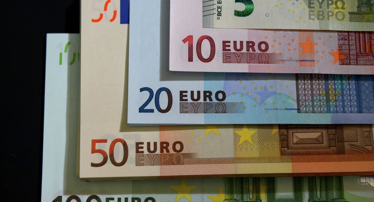 فرصت ۳ ماهه به دارندگان ۱۰ هزار یورو ارز خانگی/ یا ارزها را بفروشید یا در بانک پس‌انداز کنید