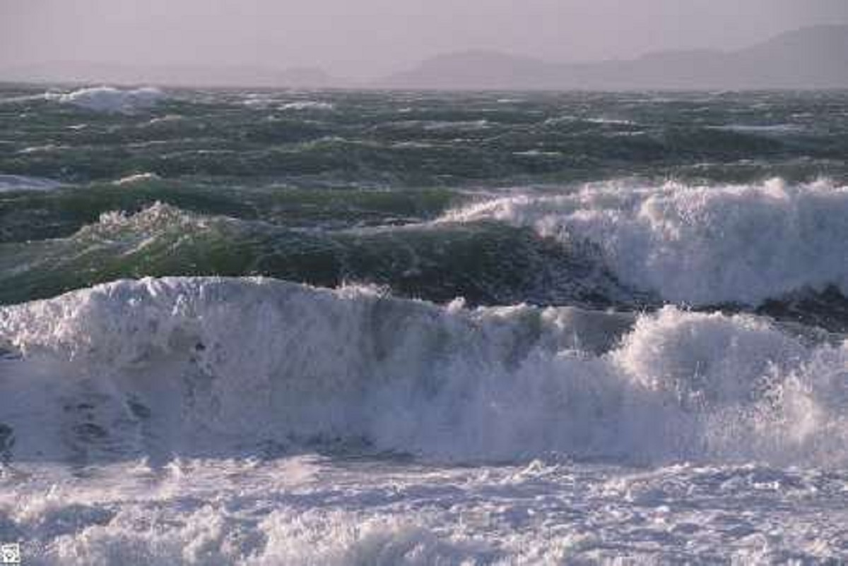 هشدار افزایش ارتفاع موج در سواحل جنوبی کشور و غرق شدن شناگران