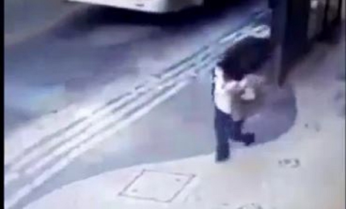 برخورد تایر ماشین به دختر جوان در کنار خیابان (فیلم)