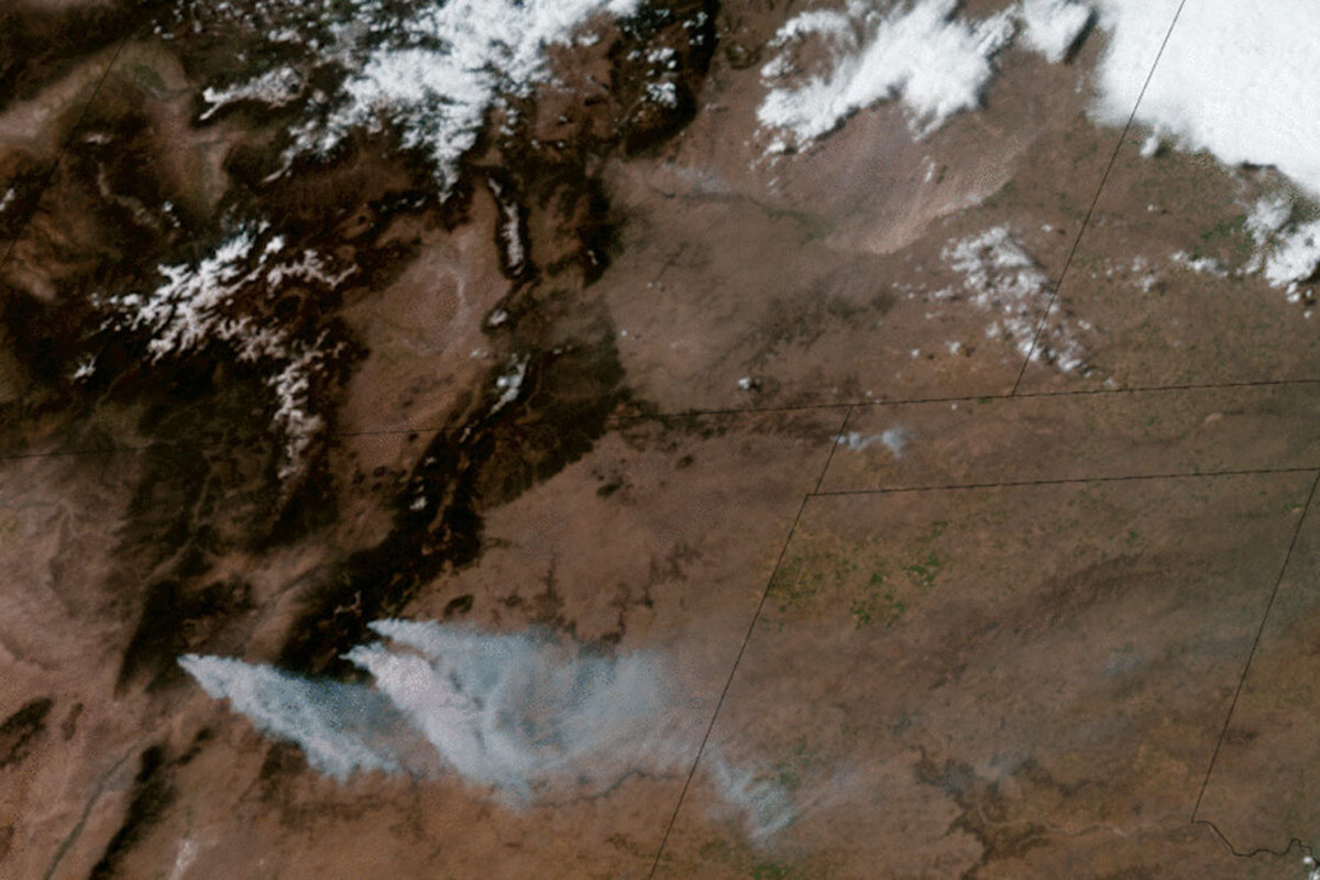 دو فاجعه زیستی در یک تصویر ماهواره‌ای؛ آتش‌سوزی و طوفان شن (فیلم)