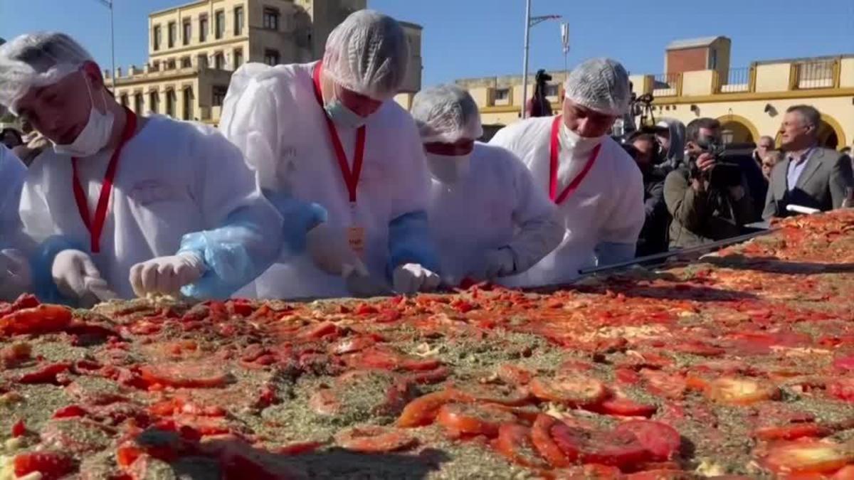 آرژانتین؛ انتقاد از پخت یک غذای بزرگ برای رکوردشکنی/ مردم گرسنه هستند (فیلم)
