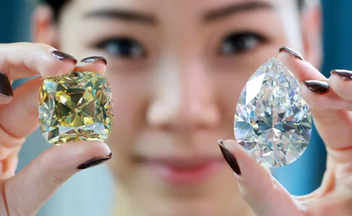 حراج بزرگترین الماس سفید جهان (فیلم)/ تحریم روسیه عامل گرانی الماس در جهان