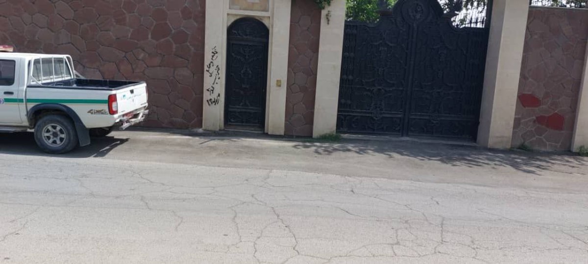 اثاثیه رئیس سابق شورای شهر باغستان را بیرون ریختند و ویلایش را تخریب کردند (+فیلم)