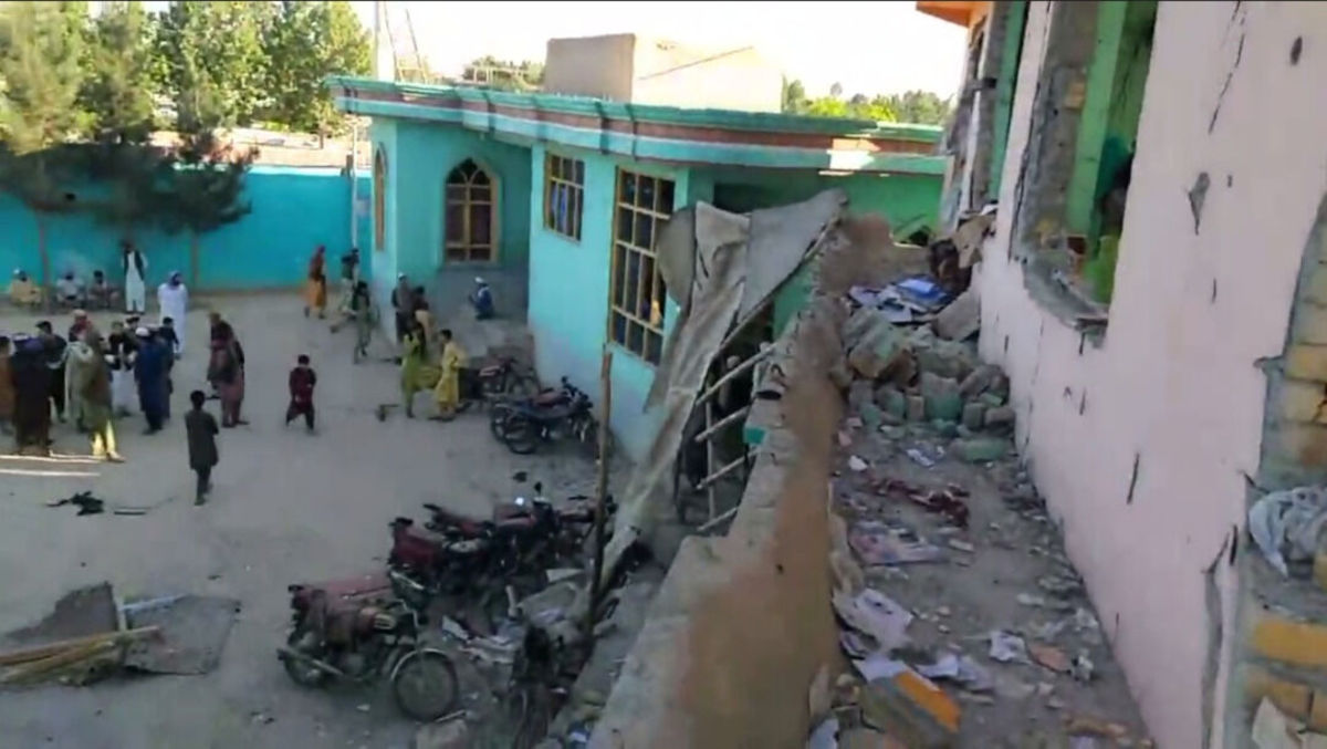 حمله انتحاری در مسجد اهل سنت قندوز افغانستان/ آمار کشته شدگان به ۳۳ تن رسید (+فیلم)