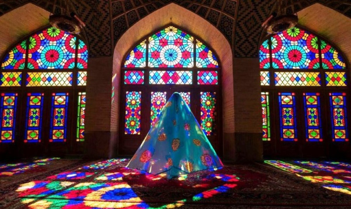 عکاسی خانم های بدون چادر در مسجد نصیرالملک شیراز ممنوع شد/ یک نفر هم مامور به تذکر در مسجد شد