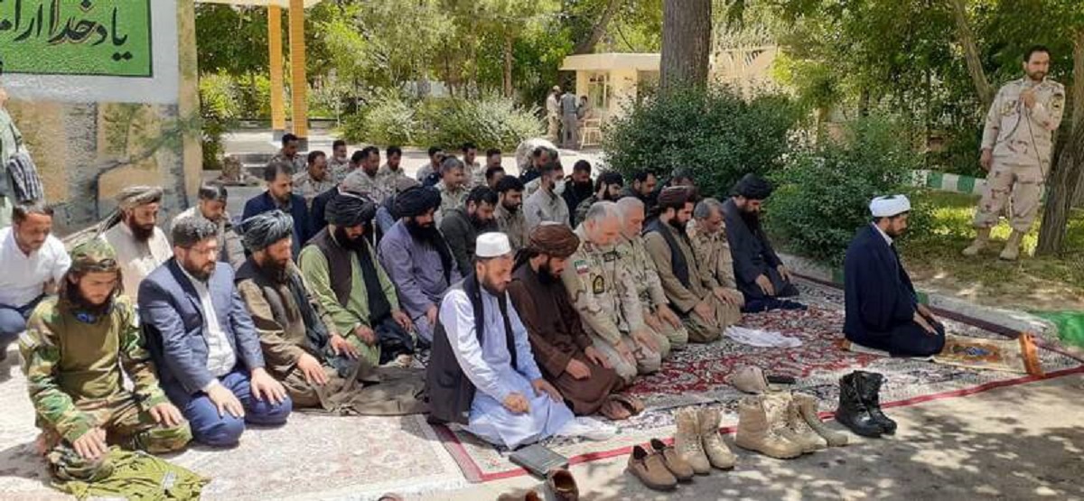 نماز مشترک مرزبانان ایران و طالبان در تایباد (عکس)