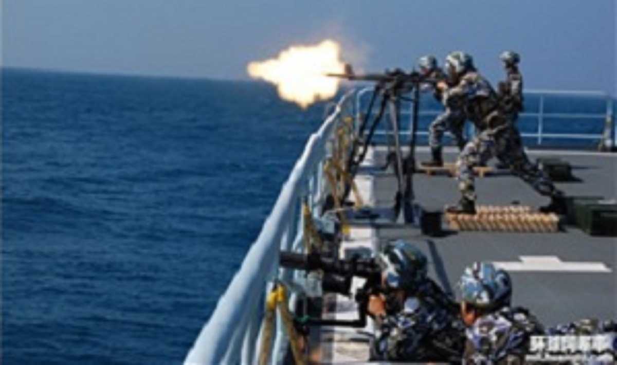 درگیری مسلحانه ناوگروه ایرانی با ۱۵ قایق دزدان دربایی (+فیلم)