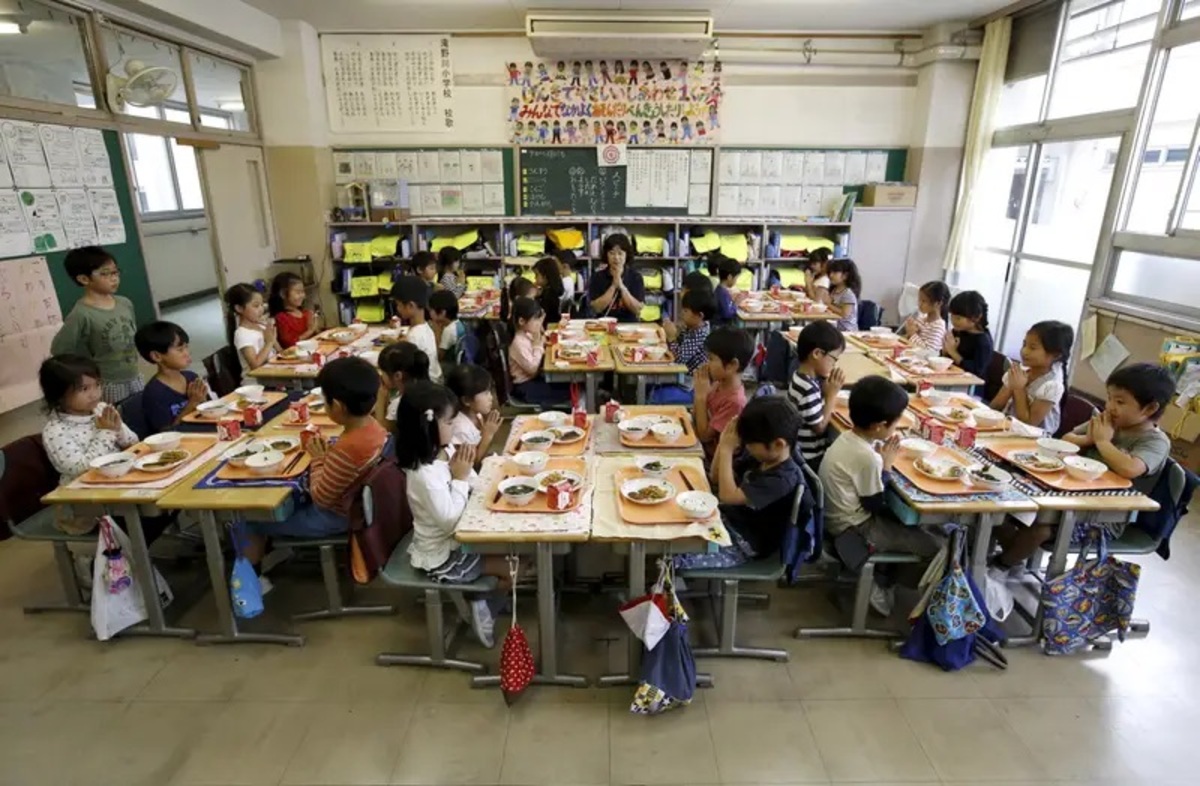 نحوه پخت ناهار برای مدارس ژاپن؛ دانش‌آموزان در ژاپن ناهار با کیفیت عالی می‌خورند (فیلم)