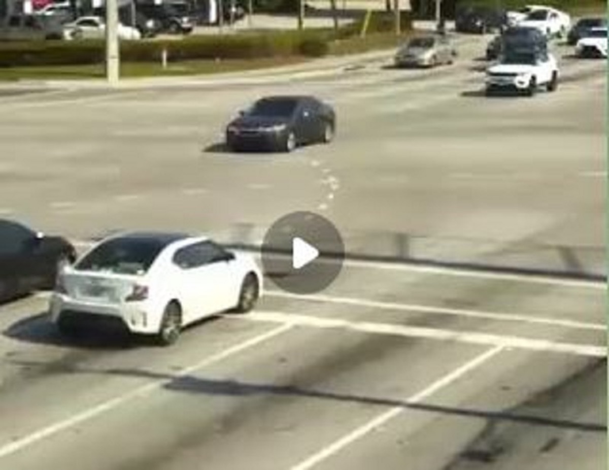 نجات راننده‌ای که پشت فرمان بی هوش شد و خودرو از کنترلش خارج شد (فیلم)