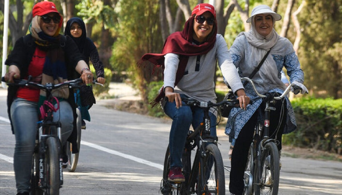 چرا زنان در پارک‌های مادر و کودک اجازه دوچرخه‌سواری ندارند؟