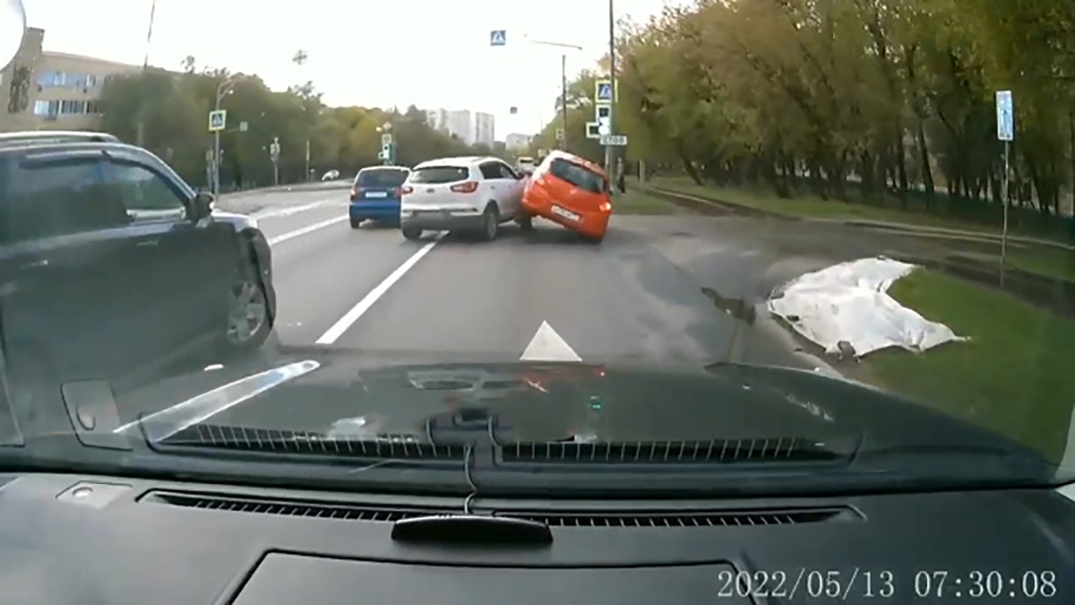 چپ کردن یک اتومبیل پس از برخورد با خودرویی دیگر (فیلم)
