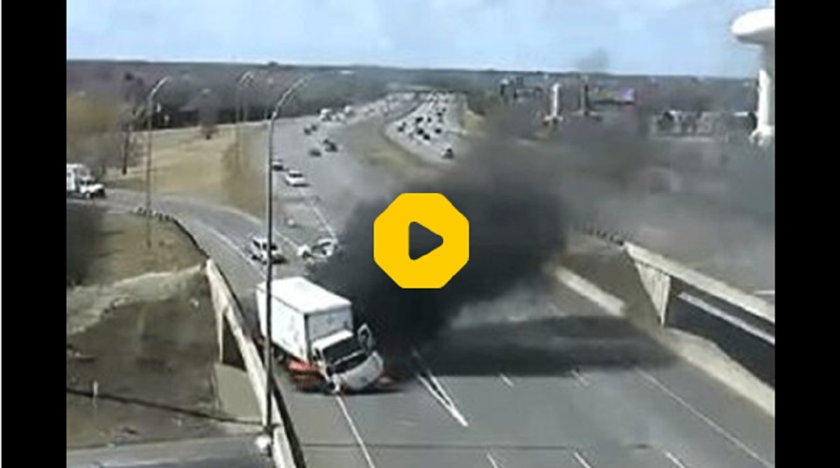 آمریکا/ انفجار خودروی پارک شده در اتوبان، بعد از برخورد کامیون (فیلم)
