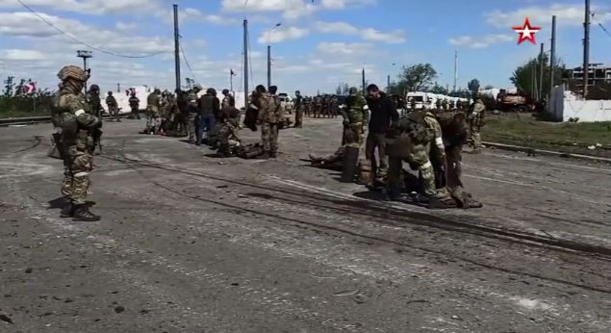 ببینید | فیلم جدیدی از تسلیم شدن نیرو‌های اوکراینی در ماریوپول