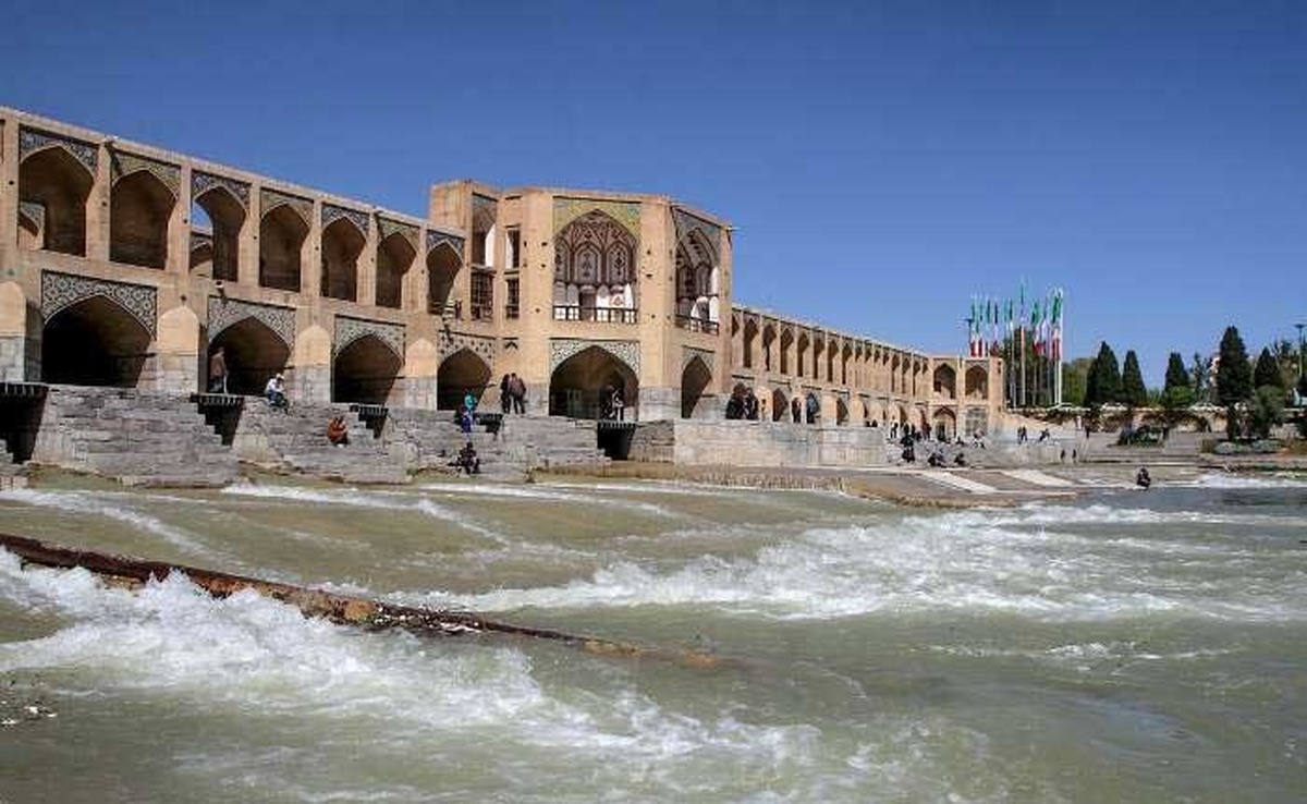 تغییر رنگ آب زاینده رود در فلاورجان اصفهان