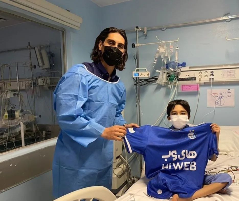 محمد نادری پیراهن خود را به یک کودک هدیه داد (عکس)