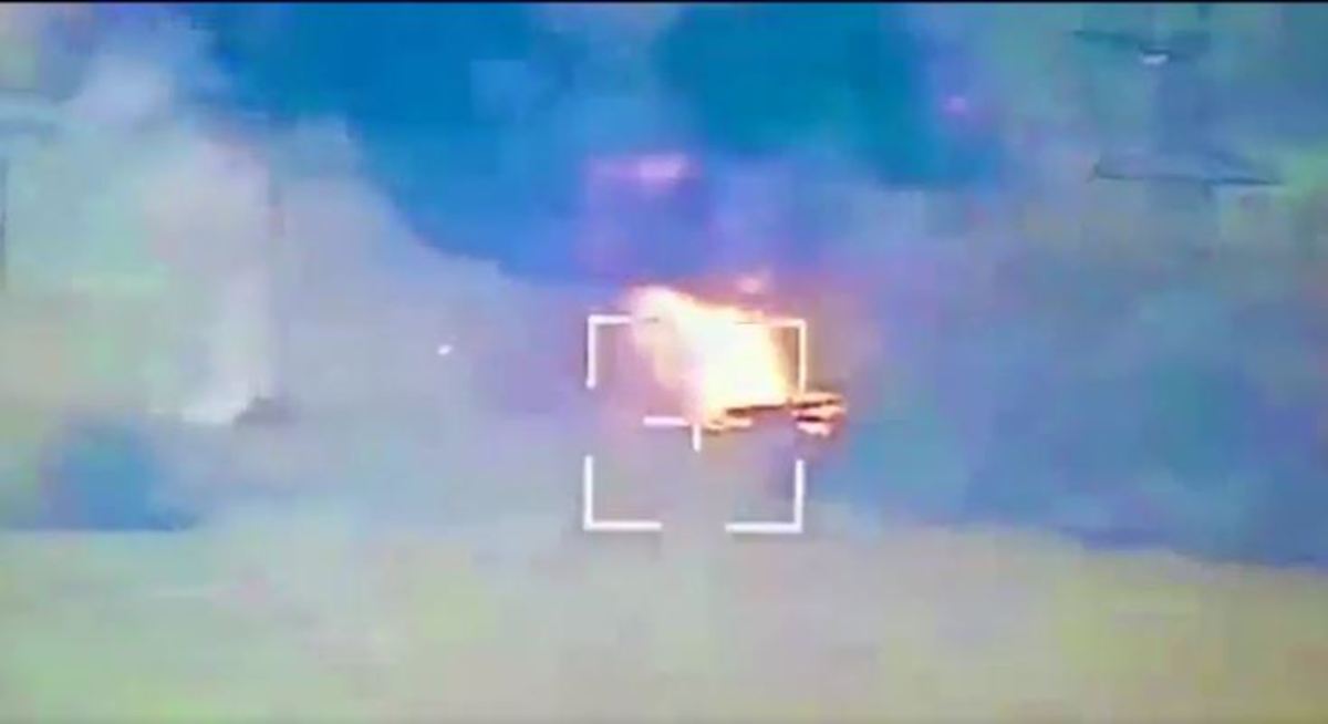 لحظه انهدام خودروی زرهی روسیه توسط موشک ضد تانک اوکراینی (فیلم)
