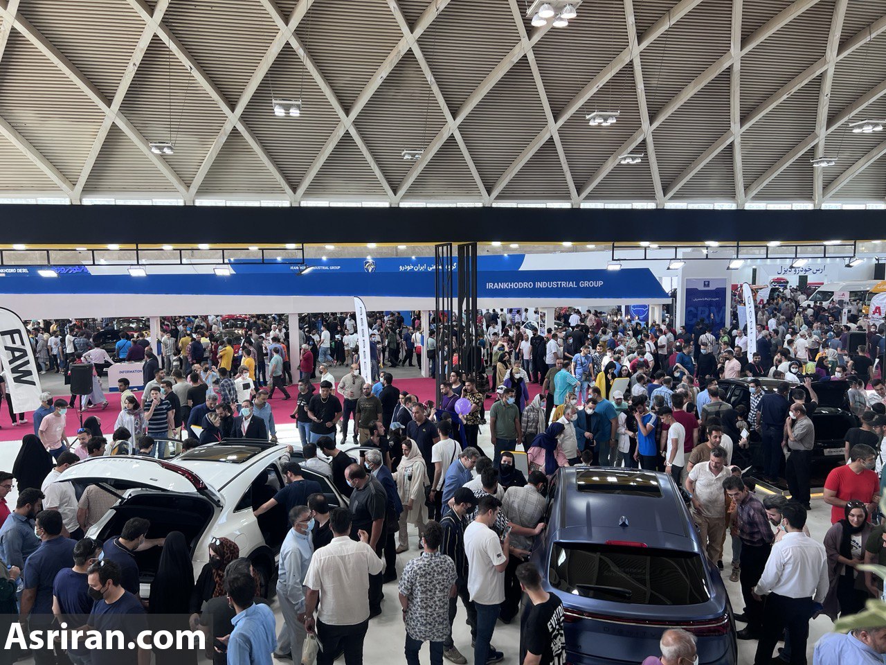 گزارشی از آخرین روز نمایشگاه خودرو تهران: انبوه بازدیدکنند و  کاهش تنوع خودرو (+عکس)