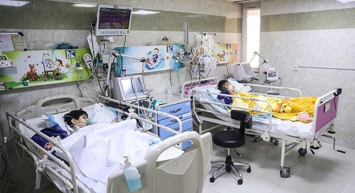 چادرخوابی همراهان بیماران بیمارستان کودکان تهران (عکس)