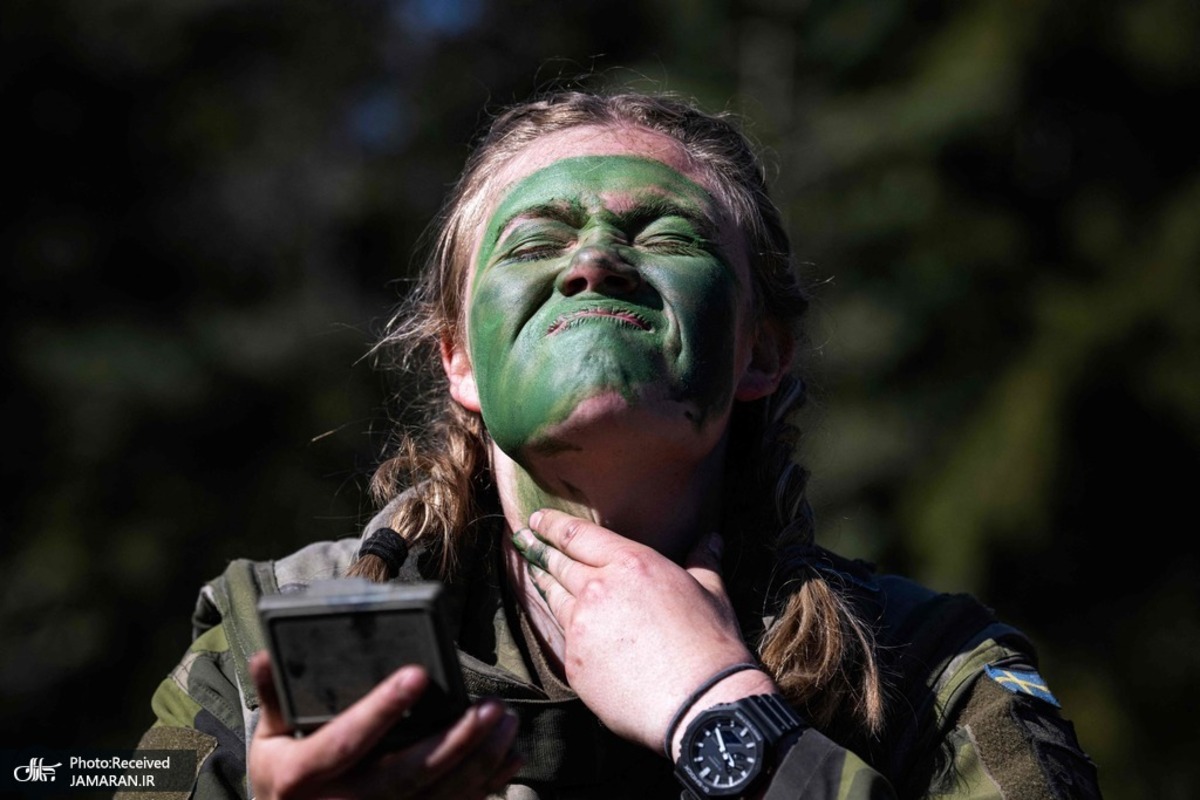 سوئد: سرباز زن در حال تمرین نظامی (عکس)