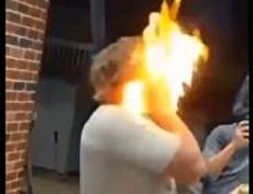 حرکت عجیب یک مرد خارجی؛ آتش زدن ریش و مو با اسپری و فندک (فیلم)