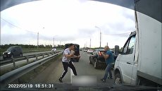 روسیه: درگیری فیزیکی دو راننده وسط جاده (فیلم)