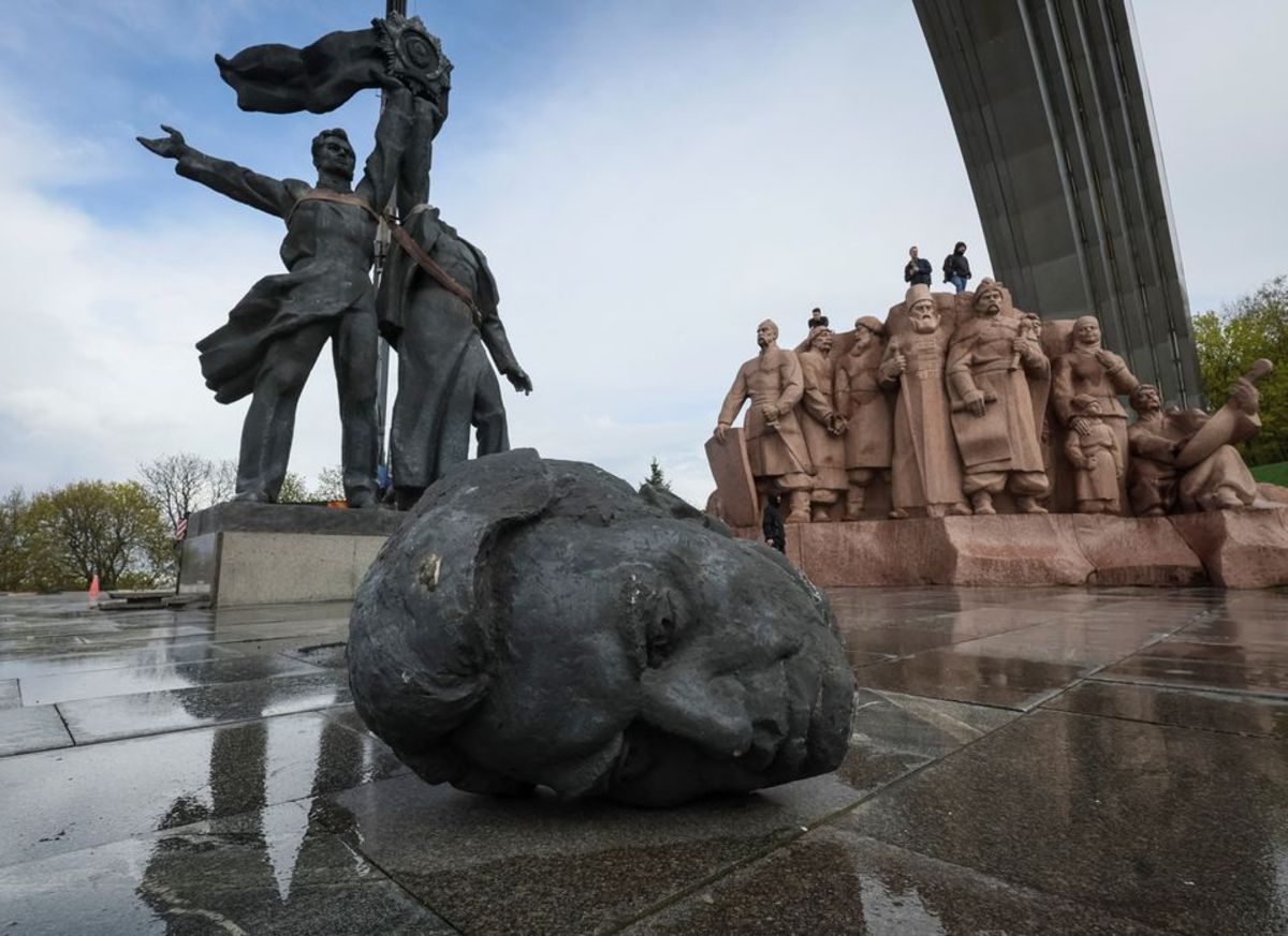 اوکراین؛ تخریب نماد دوستی با روسیه (فیلم)