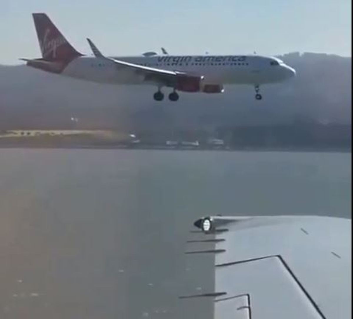 لحظه فرود موازی ۲ هواپیما در فرودگاه (فیلم)