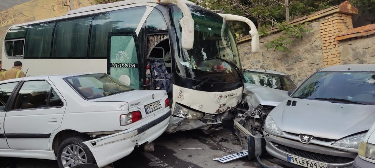 تصادف اتوبوس با ۱۴ خودرو سواری در پارک جمشیدیه تهران