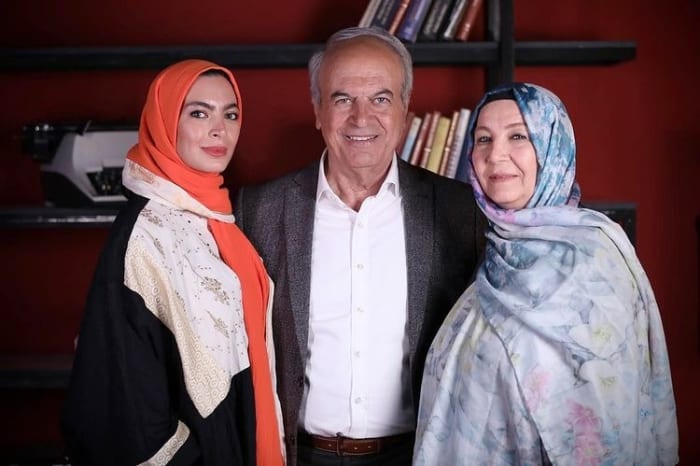 غلامرضا نیکخواه با رژ لب و لباس زنانه در سریال جیران (عکس)