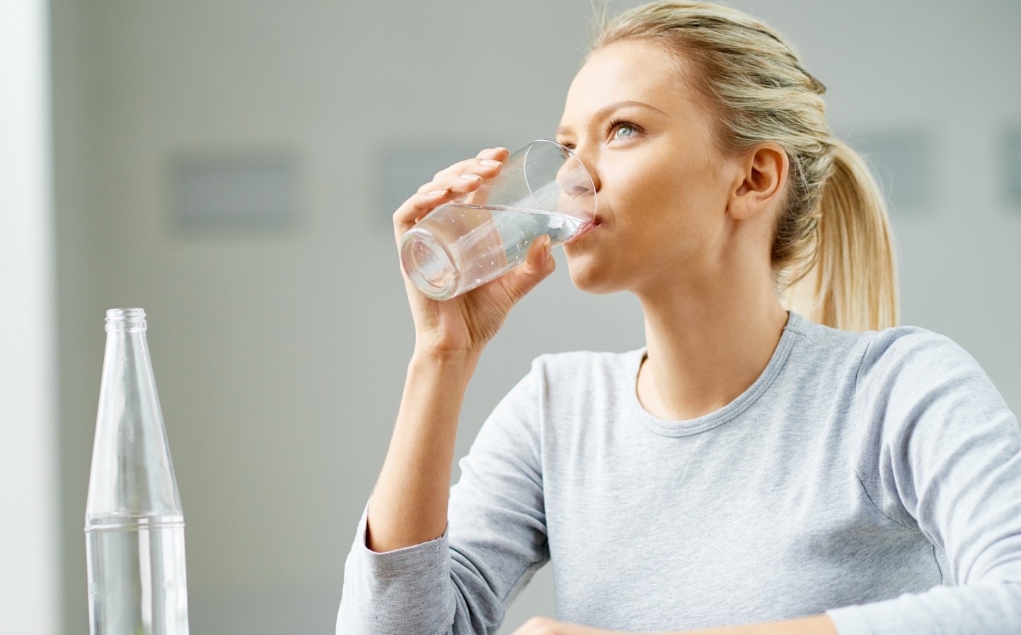 بلایی که نوشیدن آب بین غذا نصیب بدنتان می کند!