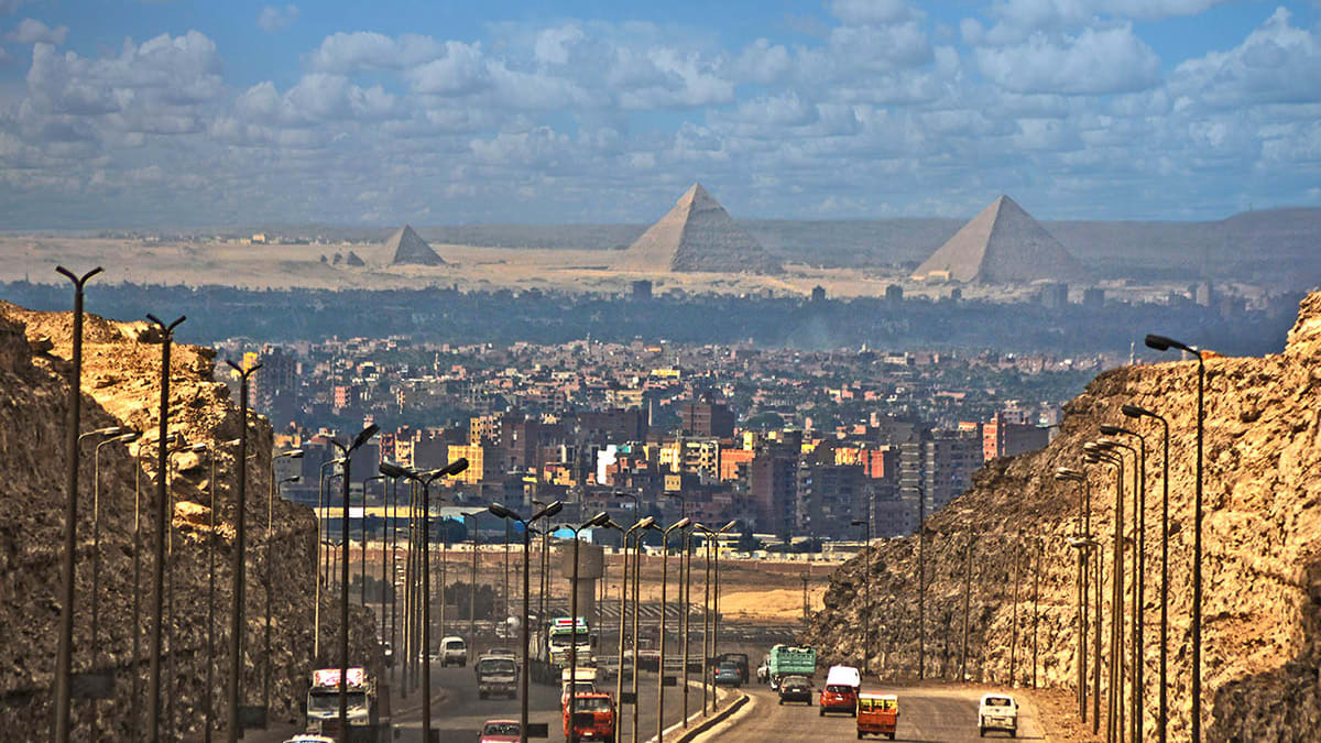 رانندگی با چشم انداز اهرام مصر (عکس)