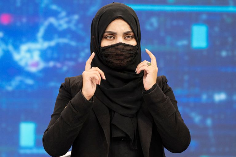 نقاب اجباری طالبان برای زنان مجری تلویزیون