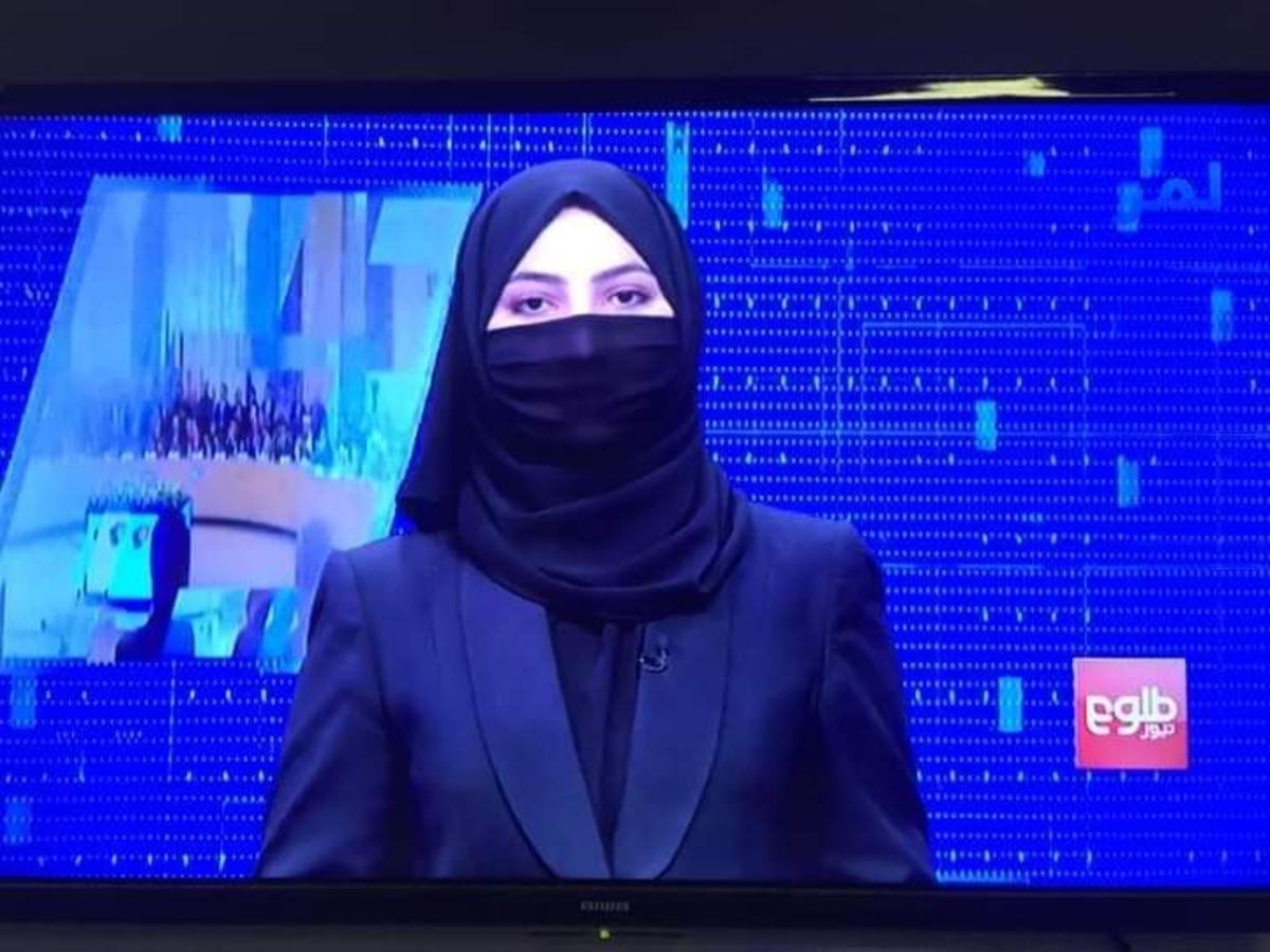 دستور طالبان اجرا شد: نقاب بر چهره زنان مجری در افغانستان  (+عكس) / گوینده خبر: تهدید به اخراج شدیم