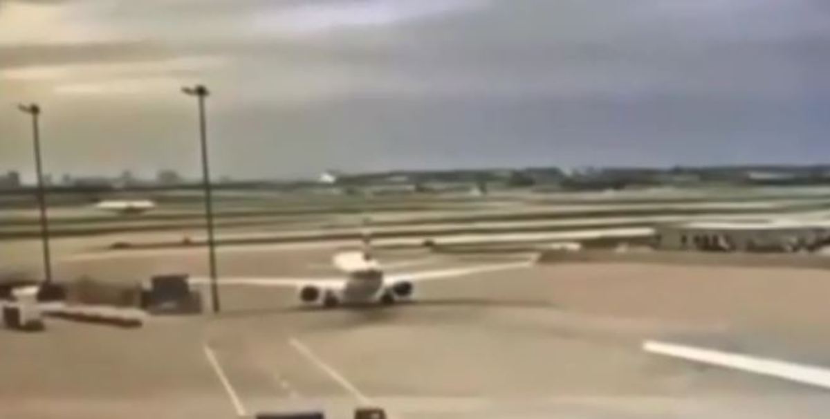 لحظه برخورد بال هواپیما با چراغ فرودگاه (فیلم)