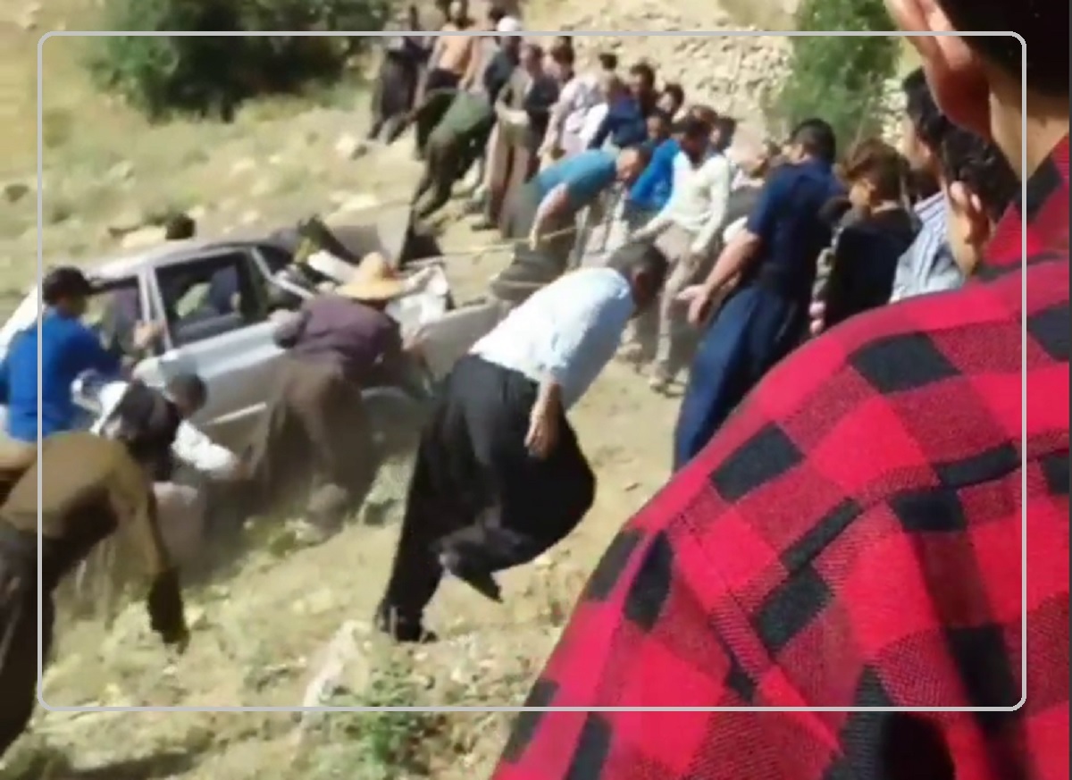 ببینید | همکاری و همدلی مردم کردستان برای بالا کشیدن خودروی سقوط کرده در دره