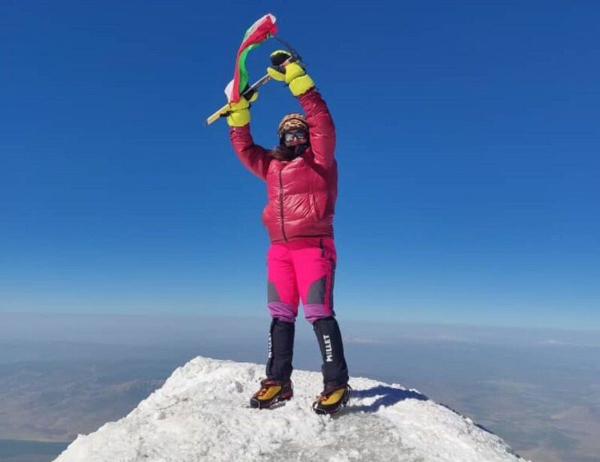 صعود بانوی ایرانی به قله آرارات ترکیه