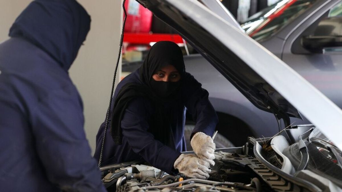 ببینید| شوک زنانه در مکانیکی‌های عربستان سعودی