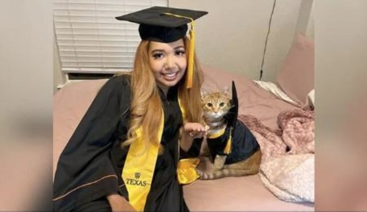 دانشجویی که با گربه‌اش فارغ‌التحصیل شد! (+عکس)