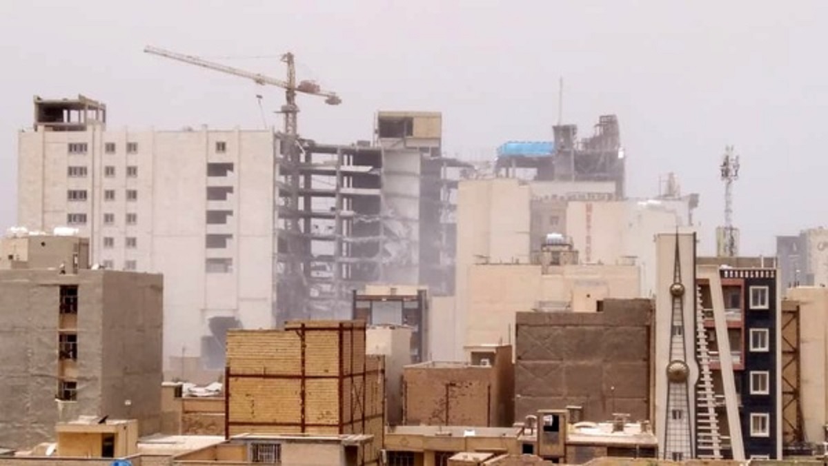 ریزش ساختمان 10 طبقه در آبادان/ 7 کشته تاکنون (+عکس و فیلم)