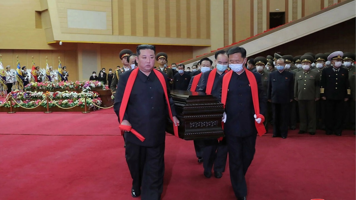 ببینید| رهبر کره شمالی در حال حمل تابوت/ بدون ماسک بدون، بدون رعایت فاصله اجتماعی