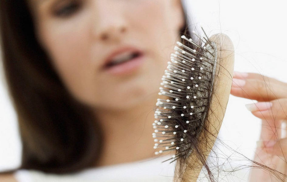 آیا ریزش مو در یائسگی طبیعی است؟