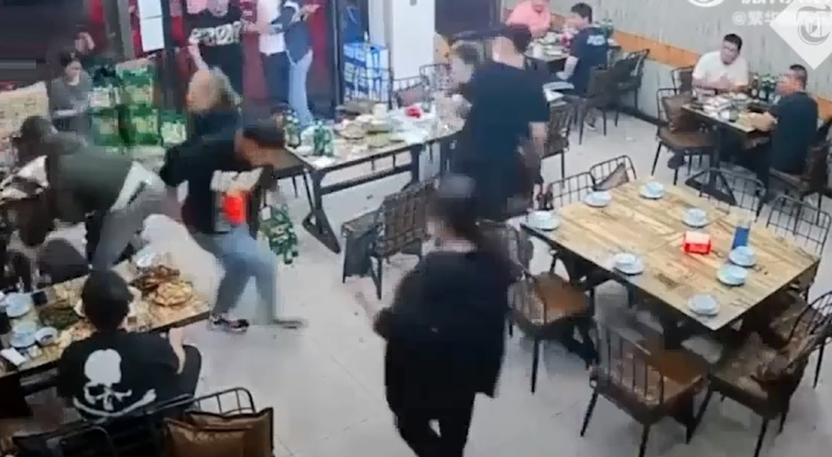 ببینید| درگیری و کتک زدن چند زن در رستورانی در چین
