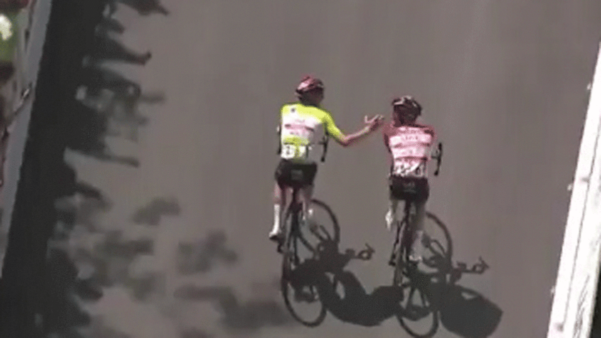ببینید| تعیین برنده در مسابقه دوچرخه سواری با سنگ‌،‌کاغذ، قیچی