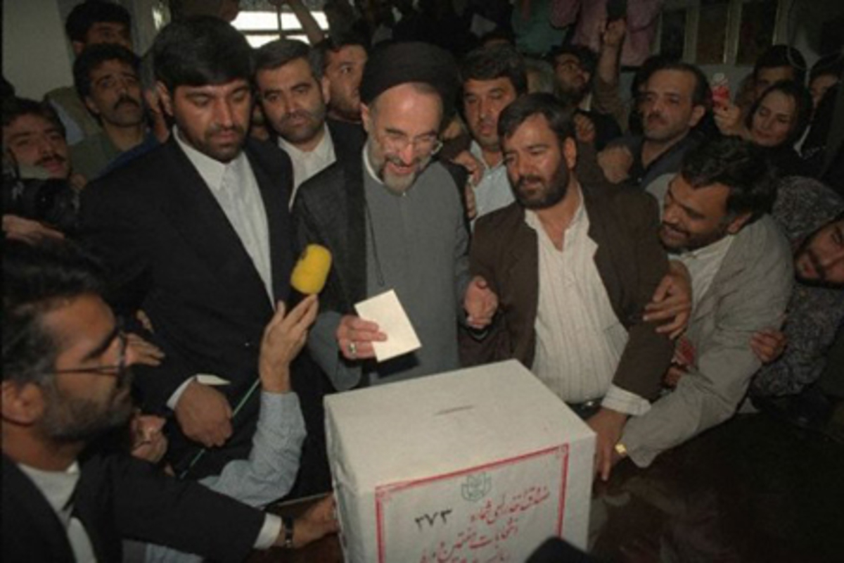 رأی دادن سیدمحمد خاتمی در انتخابات دوم خرداد 1376 (عکس)