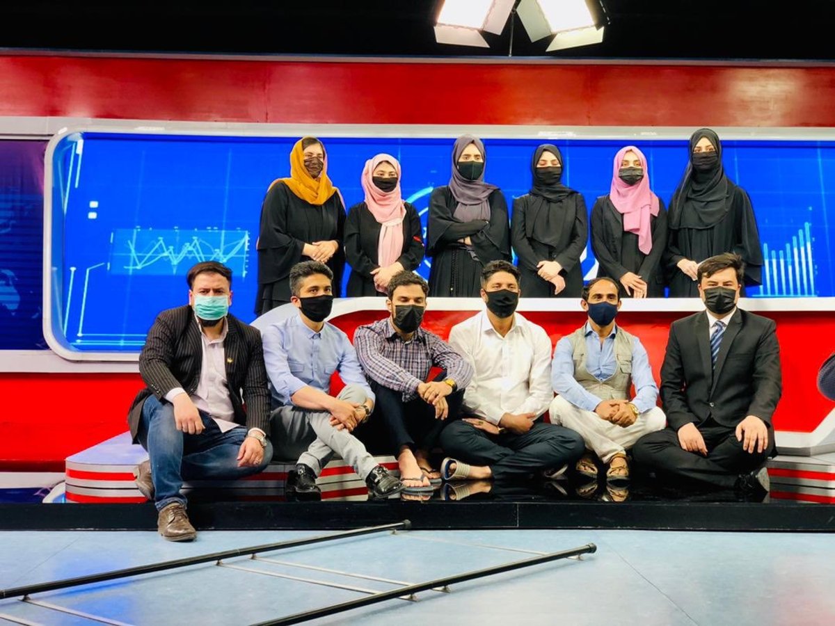 اعتراض خبرنگاران مرد افغانستان به اجباری شدن روبند زنان مجری در تلویزیون(+عکس)